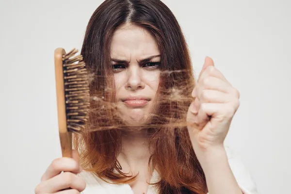 علت ریزش مو در زنان؛ ۷ دلیل هورمونی و ژنتیکی که باید بدانید